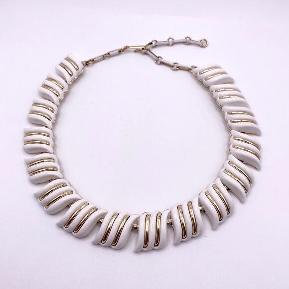 Vintage Coro White and Gold Tone Necklace 16” - Picture 4 of 7